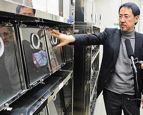Yoshihiro Kawaoka giving a tour of the Influenza Research Institute